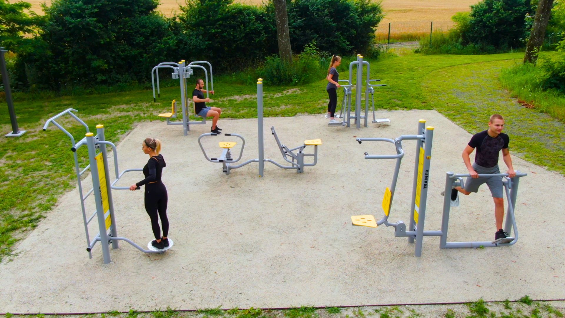 Parcours de fitness extérieur complet avec plusieurs personnes en train de s'entraîner