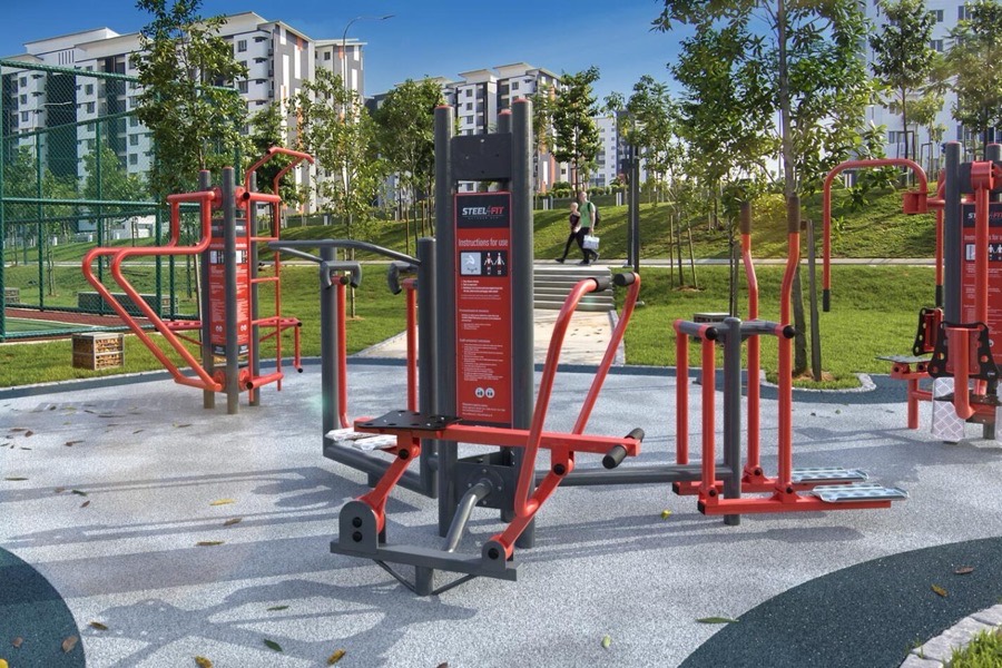 Parc de fitness extérieur équipé de stations multipostes sur pylônes